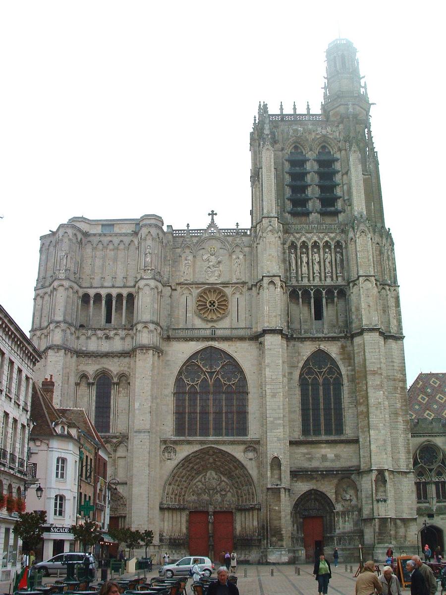Sens: la cathédrale. En 1868 sa hauteur a été établie à 73,3 m. En mai 1976 sa hauteur a été redéfinie à 73,0 m Sens: la cathédrale. En 1868 sa hauteur a été établie à 73,3 m. En mai 1976 sa hauteur a été redéfinie à 73,0 m