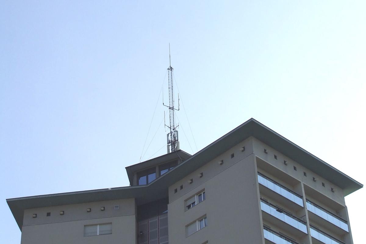 Fiche média no. 75499 Strasbourg: Tour Schwab, immeuble d'habitation composé: RdC - ES - 15 étages standard - 1 étage spécial - 1 étage technique soit 19 niveaux aériens hors du sol. Hauteur hors du sol: 54 m. Hauteur à la pointe de l'antenne: 70 m