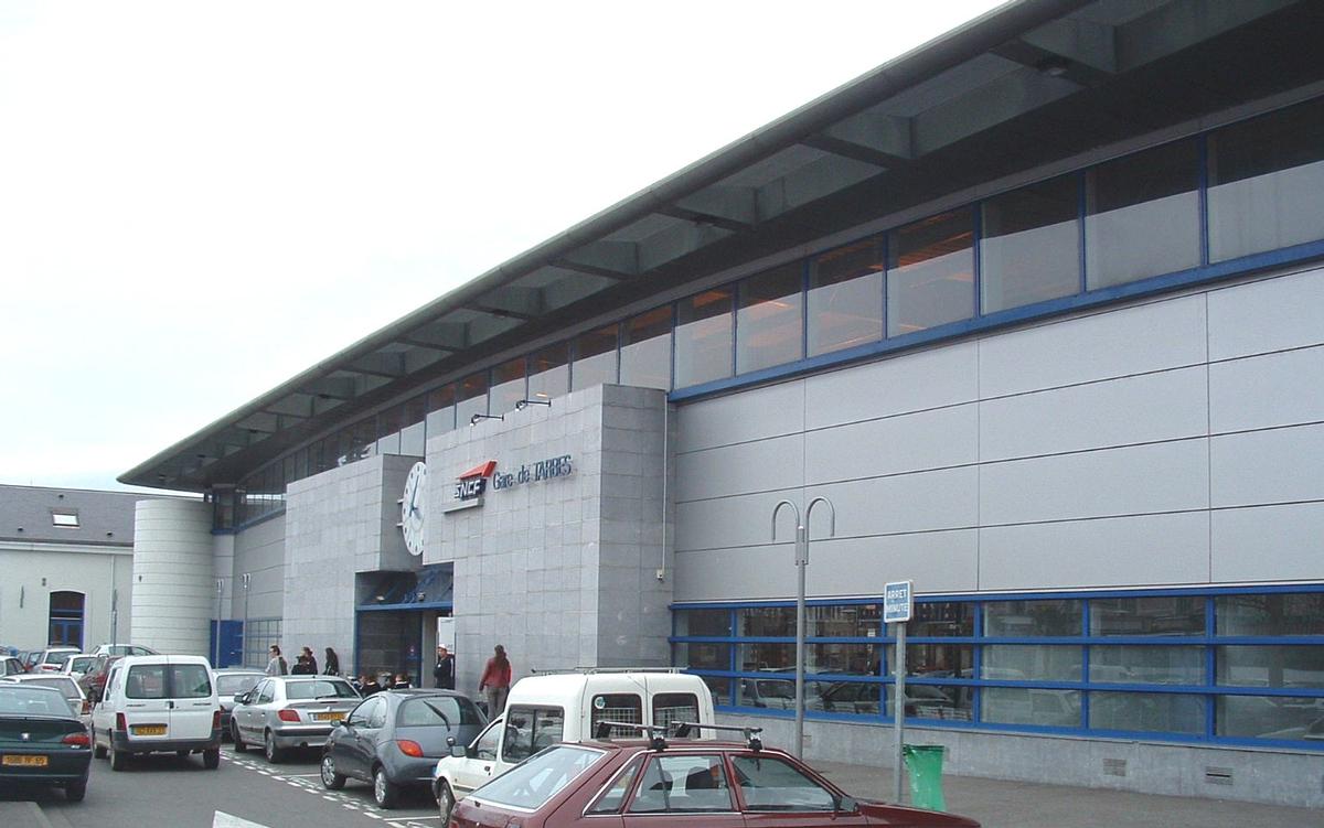 Façade principale de la gare SNCF de Tarbes (65 - Hautes-Pyrénées) 