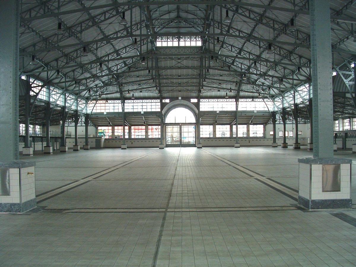 Intérieur de la Halle Marcadieu (marché couvert) à Tarbes 