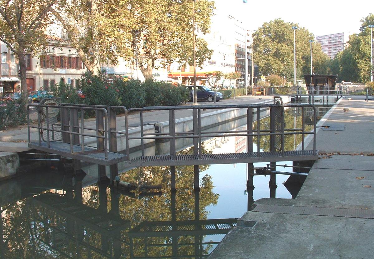 Canal du MidiLock at the railway station in Toulouse 