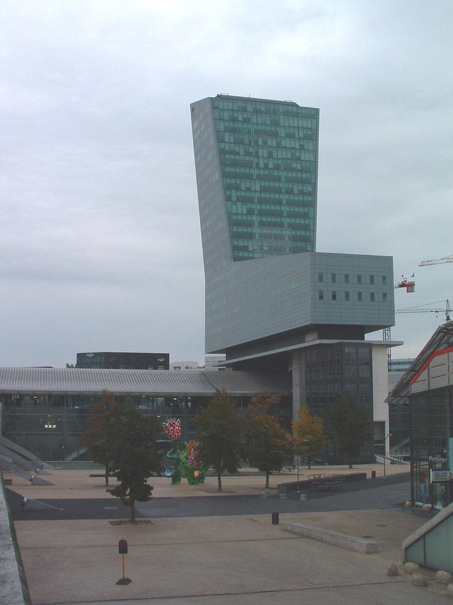 Fiche média no. 29613 La Tour du Crédit Lyonnais à Lille vue depuis l'avenue Le Corbusier. Sa forme en «L» évoque à la fois le «L» de Lille et le «L» de Lyonnais. C'est le plus haut immeuble (de bureaux) de Lille avec 120 m