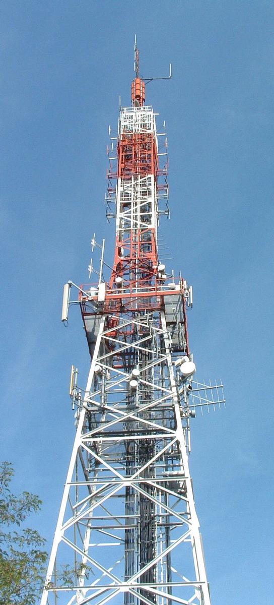 Tour de télécommunication (Emetteurs TV et FM) en treillis d'acier et d'une hauteur de 61 m à Bonhoure (Toulouse) 