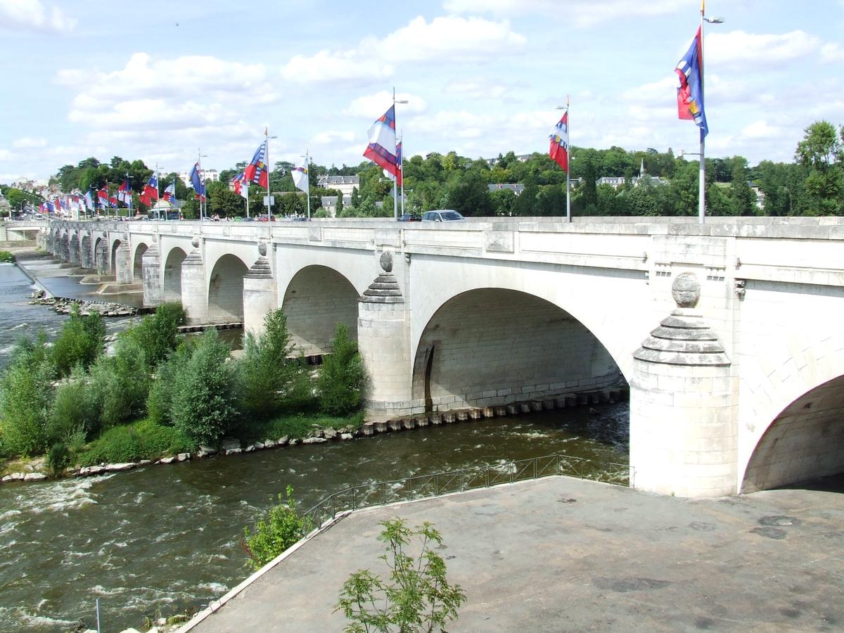 Tours: Le Pont Wilson sur la Loire 