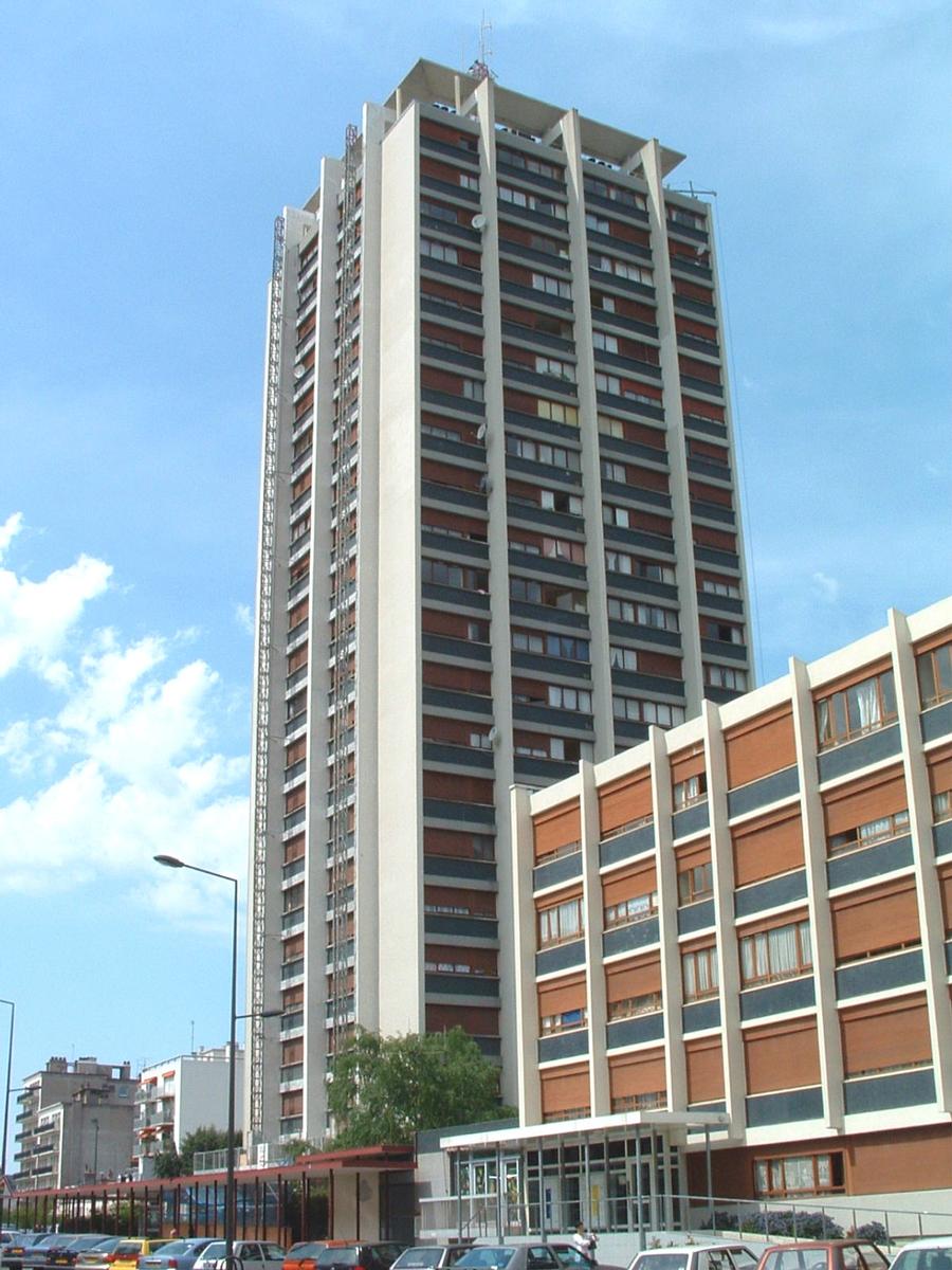 Fiche média no. 38934 Tours: Immeuble d'habitation Tulasne. 24 niveaux (dont 22 destinés à l'habitation). Hauteur du bâtiment: 66,2 m. Hauteur total avec mat et antennes (FM&GSM): 81,5 m