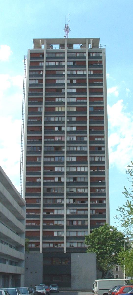 Fiche média no. 38935 Tours: Immeuble d'habitation Tulasne. 24 niveaux (dont 22 destinés à l'habitation). Hauteur du bâtiment: 66,2 m. Hauteur total avec mat et antennes (FM&GSM): 81,5 m