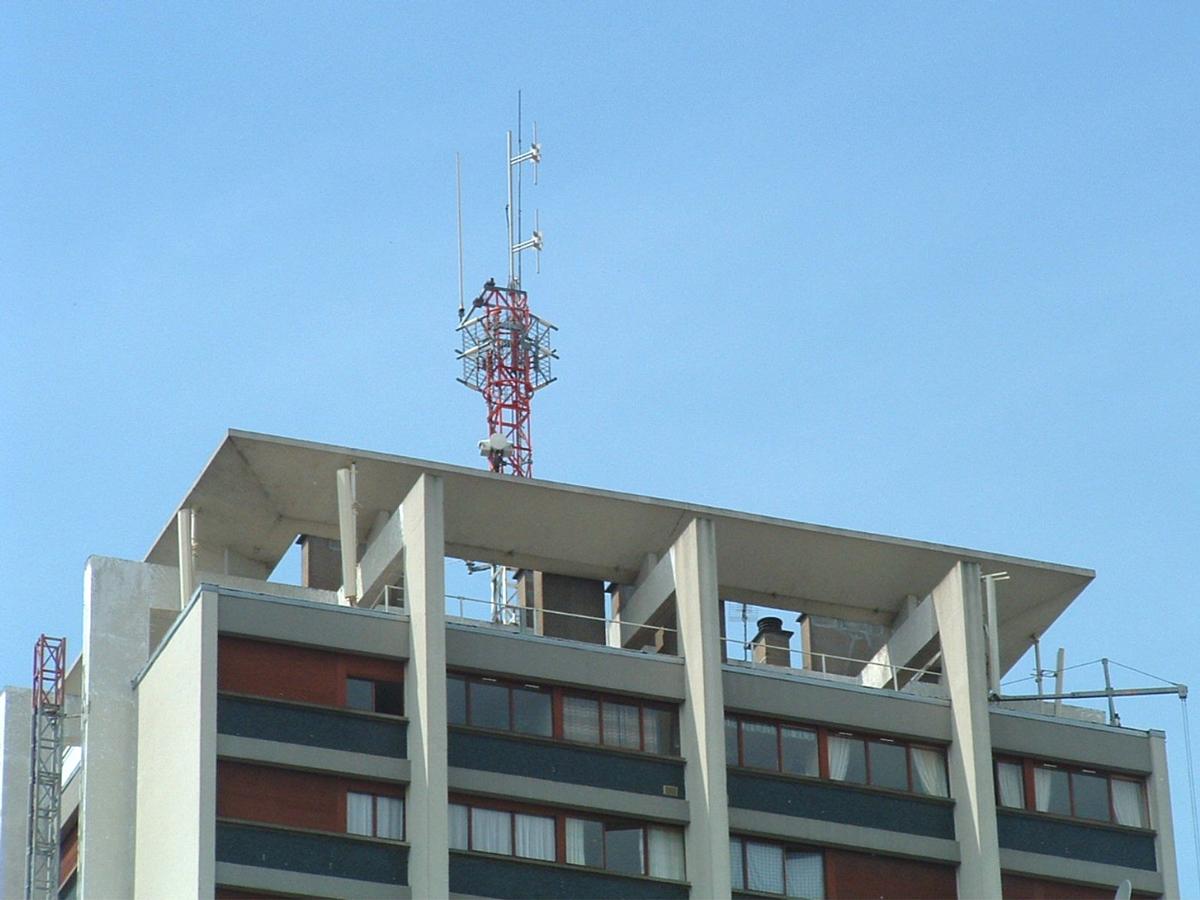 Fiche média no. 38936 Tours: Immeuble d'habitation Tulasne. 24 niveaux (dont 22 destinés à l'habitation). Hauteur du bâtiment: 66,2 m. Hauteur total avec mat et antennes (FM&GSM): 81,5 m
