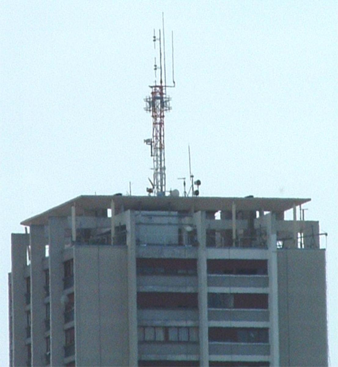 Fiche média no. 38937 Tours: Immeuble d'habitation Tulasne. 24 niveaux (dont 22 destinés à l'habitation). Hauteur du bâtiment: 66,2 m. Hauteur total avec mat et antennes (FM&GSM): 81,5 m
