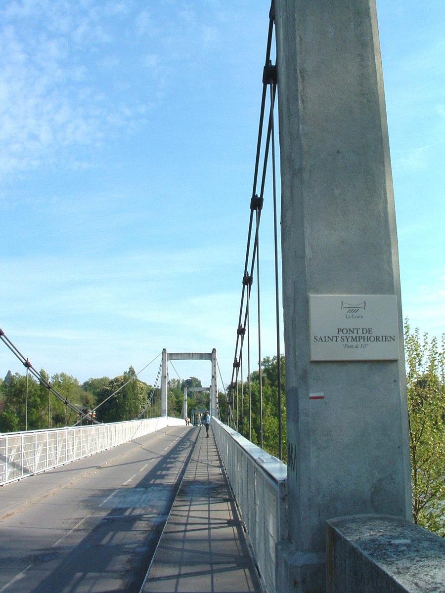 Pont Saint-Symphorien sur la Loire à Tours. (passage des piétons et 2 roues uniquement) 