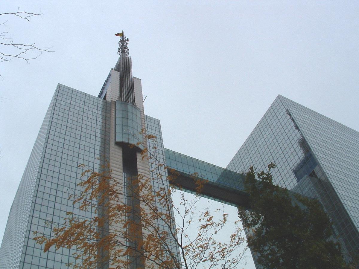 Tours Belgacom à Bruxelles Affectation: bureaux. Achevée en 1996. Hauteur des 2 bâtiments: 102 m. Hauteur au sommet de l'antenne: 134 m