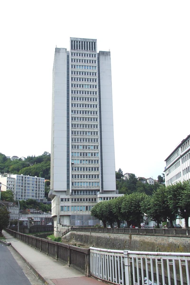 Fiche média no. 67631 Tulle: La Tour de la Cité Administrative d'une hauteur de 86 m et composée de 27 niveaux. (Composition: 1 sous-sol - 1 RdC - 1 Entresol - 22 étages standard - 2 étages supérieurs soit 27 niveaux)