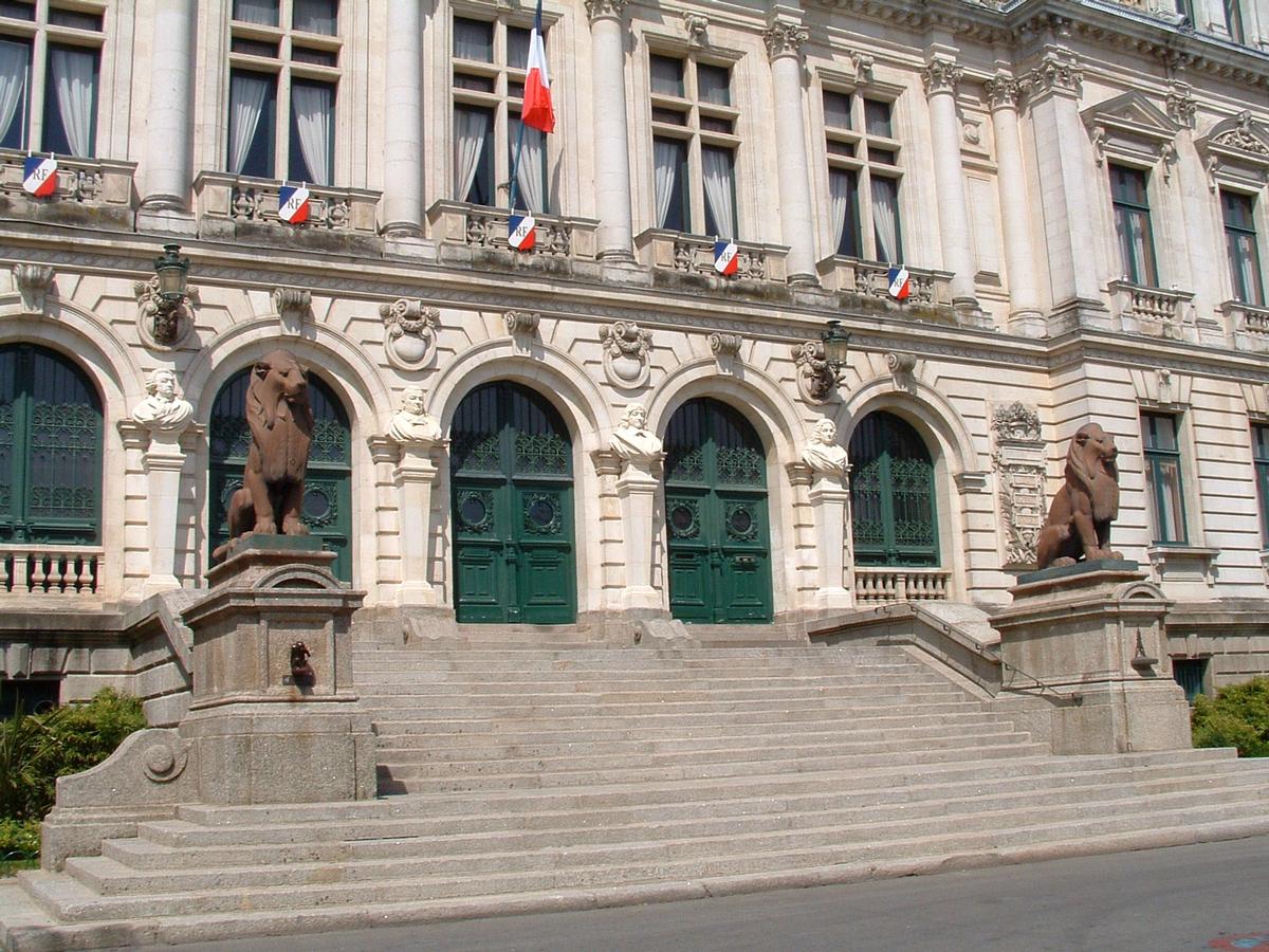 Vannes: L'Hôtel de Ville construit en 1886 