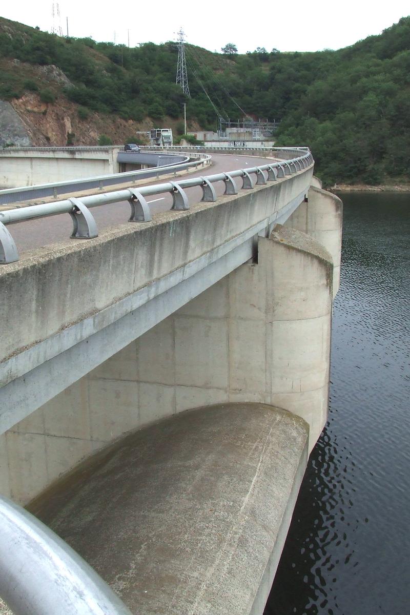 Barrage hydro-électrique de Villerest sur le fleuve «La Loire» 