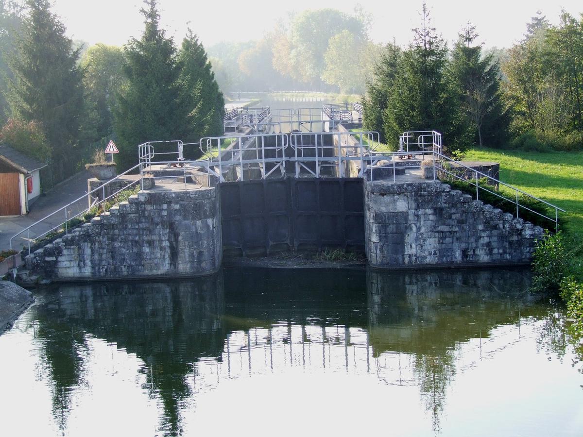 Fiche média no. 97195 Canal du Rhône au Rhin à Wolfersdorf (68 / Haut-Rhin / Alsace). Au premier plan l'écluse. Au second plan, juste derrière, le pont-canal sur la rivière La Largue