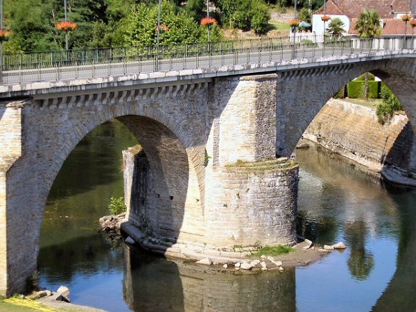 Navarrenx (64)Pont sur le Gave d'OloronPile centrale datant probablement du XIII° siècle Navarrenx (64) Pont sur le Gave d'Oloron Pile centrale datant probablement du XIII° siècle