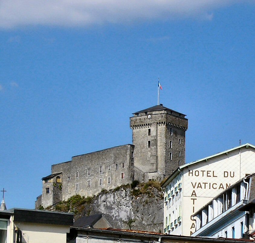 Fiche média no. 43193 Lourdes (65) Chateau fort tour à tour résidence principale du comte de Bigorre (XIe-XIIe siècles), forteresse médiévale qui passe de mains en mains (XIIIe-XVIe siècles), prison royale (XVIIe-XVIIIe siècle)