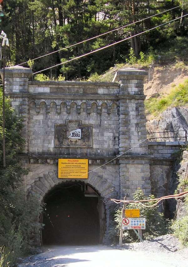 Tunnel ferroviaire du Somport Tête côté Espagne à CANFRANC Aménagement du tunnel ferroviaire en galerie de secours du tunnel routier