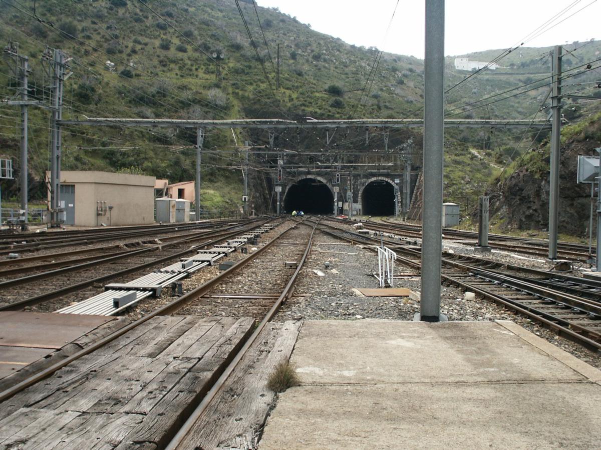 Cerbere:Tunnel international des Balitres à gaucheTunnel borgne à droite Cerbere: Tunnel international des Balitres à gauche Tunnel borgne à droite