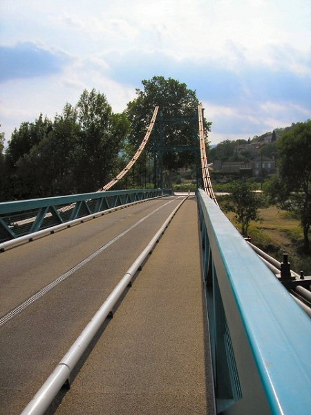 Pont suspendu de Saint-Bauzille-de-Putois, Hérault, France. L'ouvrage après sa reconstruction de 2004/2005 