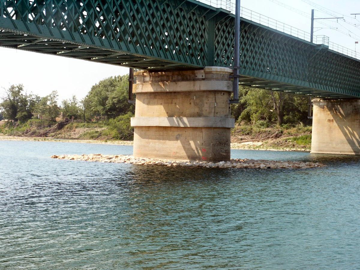 Remoulins (30)Pont sur le GardonVue de l'amont rive gauche 