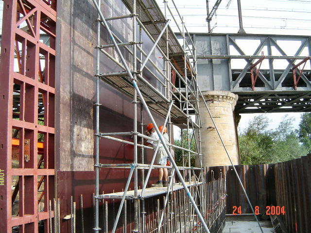 Reconstruction du pont du chemin de fer sur l'Orbieu. Coffrage d'une pile 