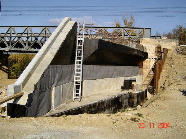 Reconstruction du pont du chemin de fer sur l'Orbieu. Culée côté Est 