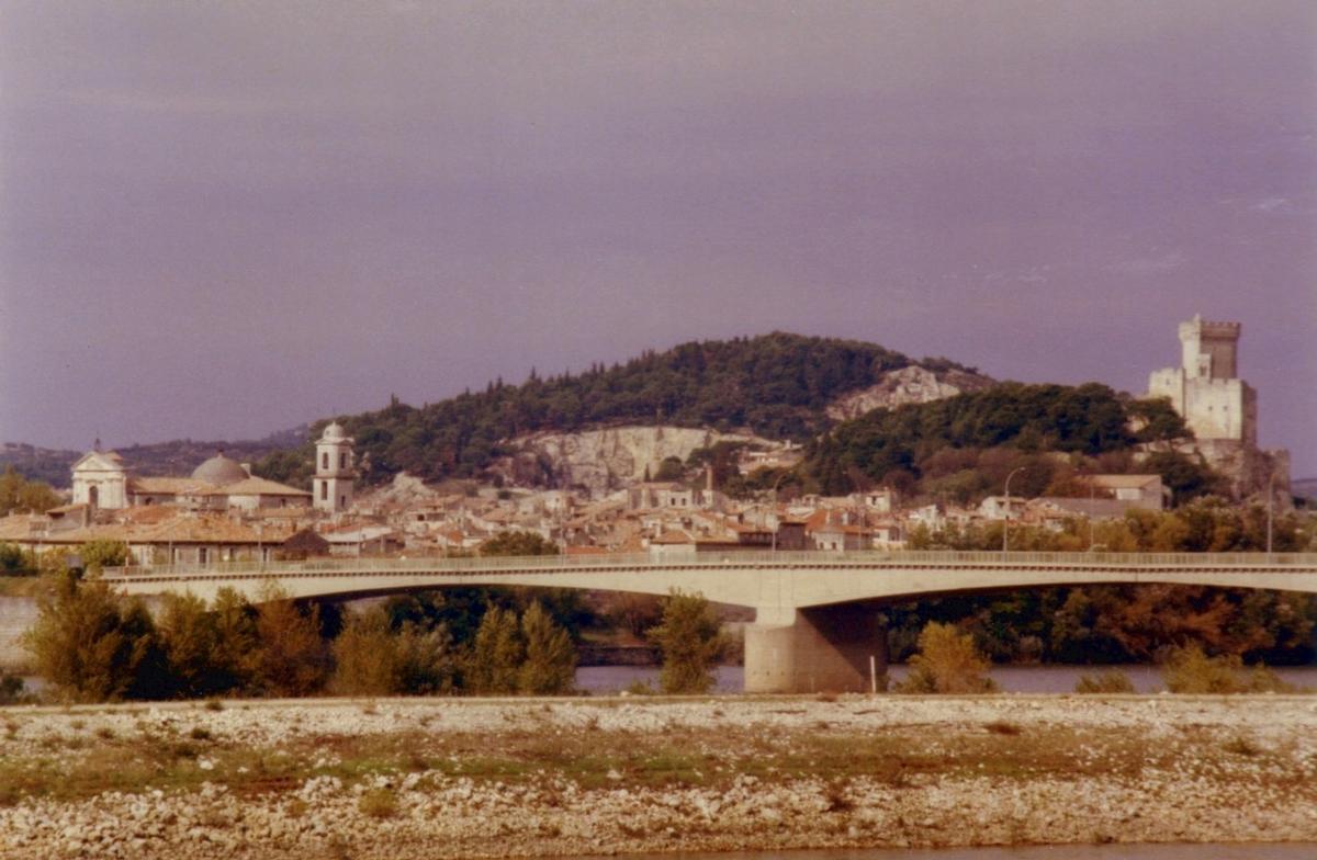 Villeneuve-lez-Avignon (30)Vue générale, pont de l'Europe au premier plan Villeneuve-lez-Avignon (30) Vue générale, pont de l'Europe au premier plan