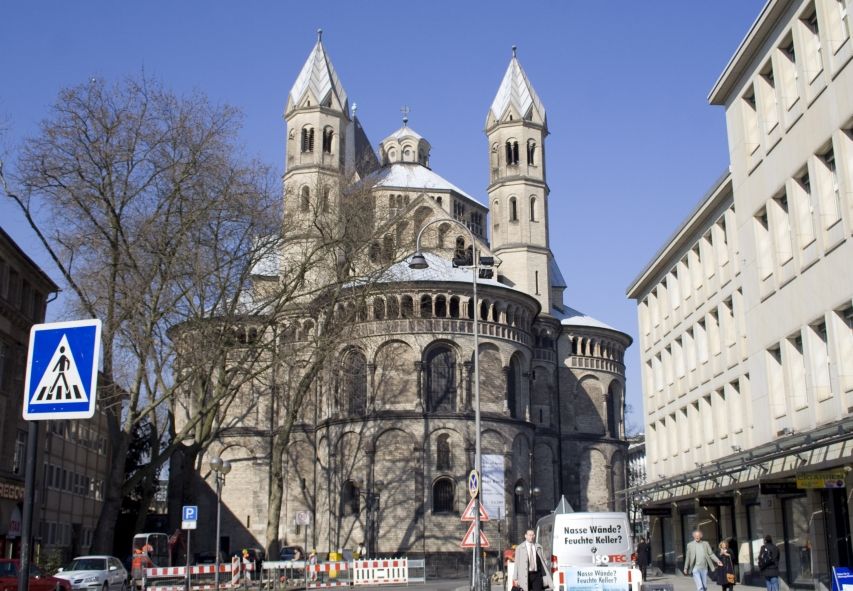 St. Aposteln, dreischiffige Basilika liegt am Neumarkt 