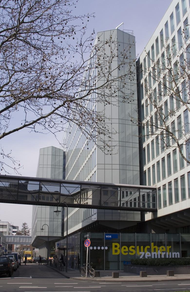WDR-Vierscheibenhaus, Aussenfassade aus Glas, Eingang am Appellhofplatz 1 - mit Verbindungsgang zum Gebäude WDR-Arkaden - Elstergasse 