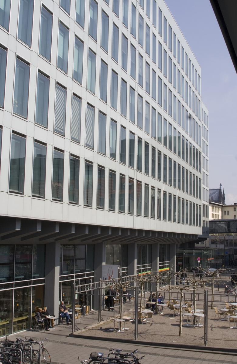 WDR-Vierscheibenhaus Aussenfassade aus Glas, Eingang am Appellhofplatz 1 Ansicht zwischen VSH und EDV-Haus, unten ist ein Cafe mit Aussengastronmie