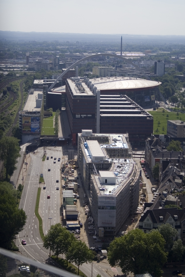 KölnArena im Hintergrund, Stadthaus mit Parkhaus in der Mitte und im Vordergrund das Atradius-Gebäude (im Bau) 