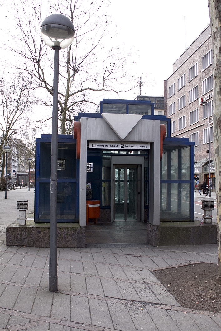 U-Bahnstation Hansaring, Aufzugzugang zum U-Bahn-Bahnsteig 