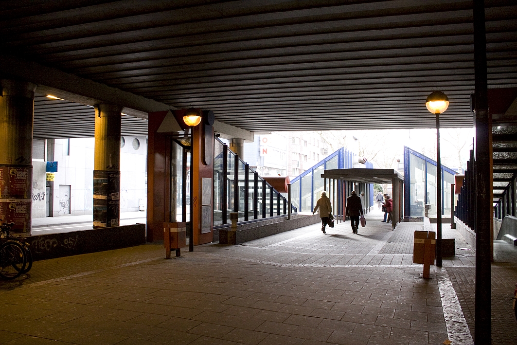 U-Bahnstation Hansaring Eingang, Rolltreppen- und Treppenzugang zum U-Bahn-Bahnsteig 