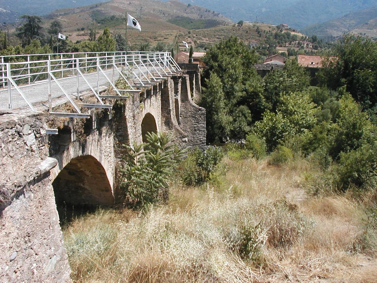 Ponte Nuovo (Haute Corse) Ce qui reste du pont à cinq arches construit par les Gênois au XVI ème siècle sur le Golo