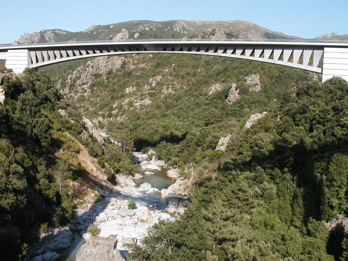 Pont sur le Vecchio, au sud de Venacco (Haute Corse)Viaduc routier en béton Pont sur le Vecchio, au sud de Venacco (Haute Corse) Viaduc routier en béton