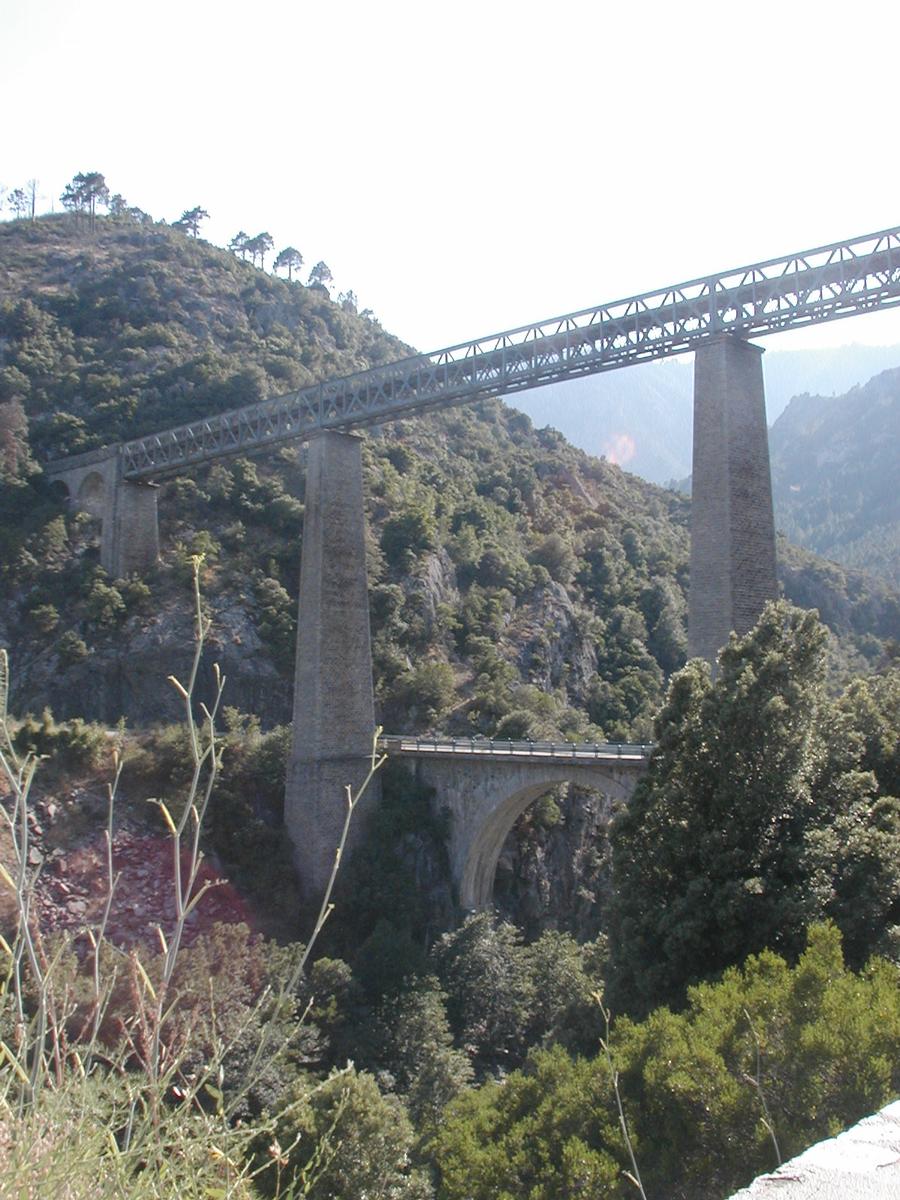 Ponts sur le Vecchio, au sud de Venacco (Haute Corse)Viaduc ferroviaire et ancien pont routier Ponts sur le Vecchio, au sud de Venacco (Haute Corse) Viaduc ferroviaire et ancien pont routier
