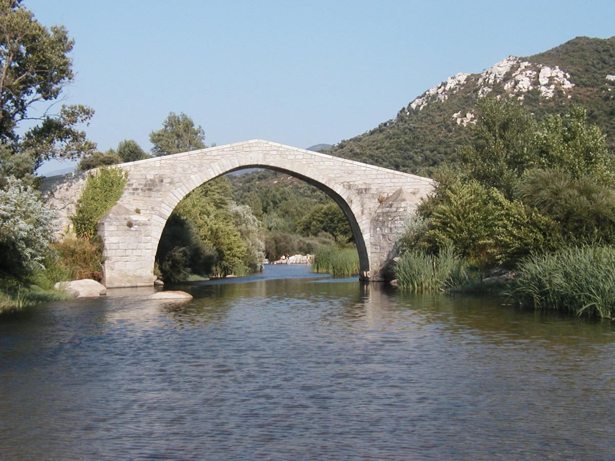 Pont gênois sur le Rizzanese, entre Saint Lucie de Talano et Sartène (Corse du Sud) 