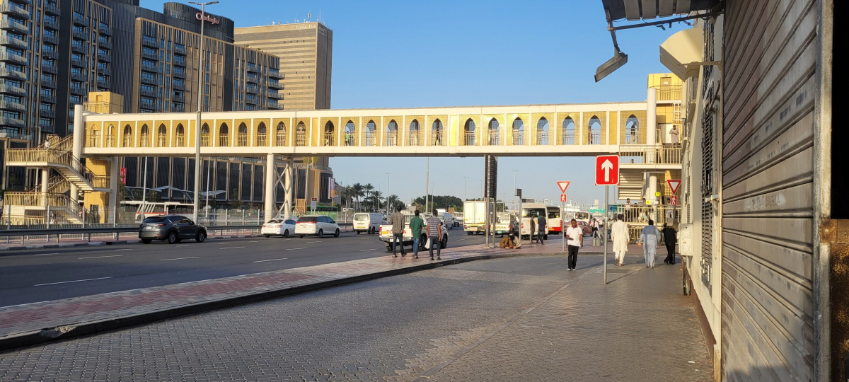 Passerelle sur la rue Al Khaleej 