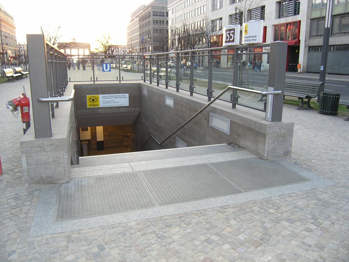 Brandenburger Tor Metro Station 