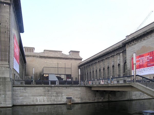 Pergamonmuseum mit Pergamonsteg, Berlin-Mitte 