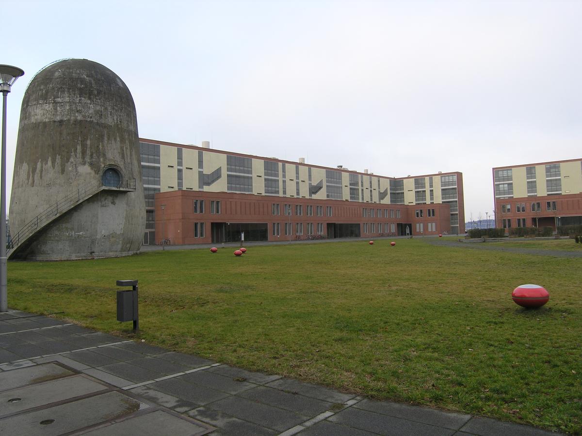 Institut für Chemie, Humboldt-Universität zu Berlin (Emil Fischer-Haus), 2001, Brook-Taylor-Straße 2 (Volker Staab Architekten) 