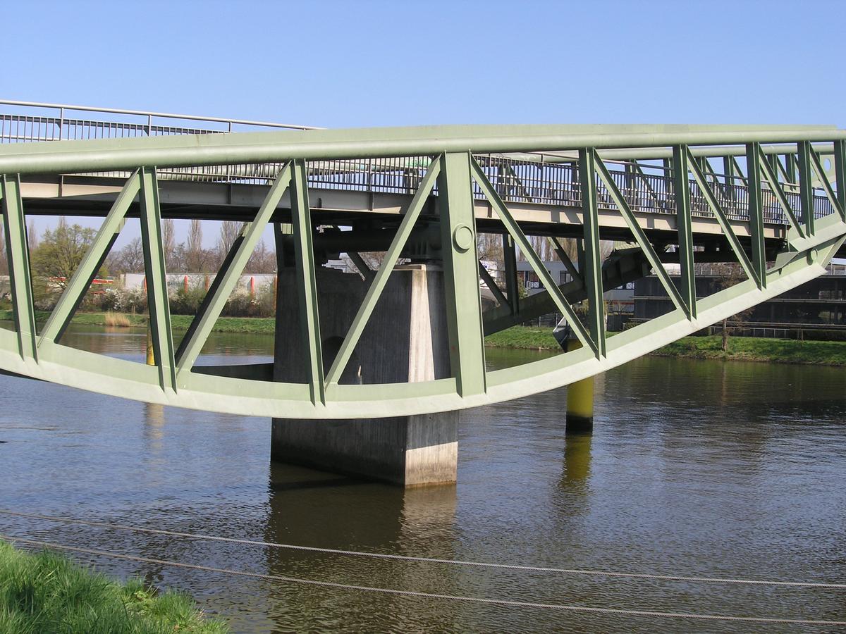 Pedestrian bridge over Klughafen 