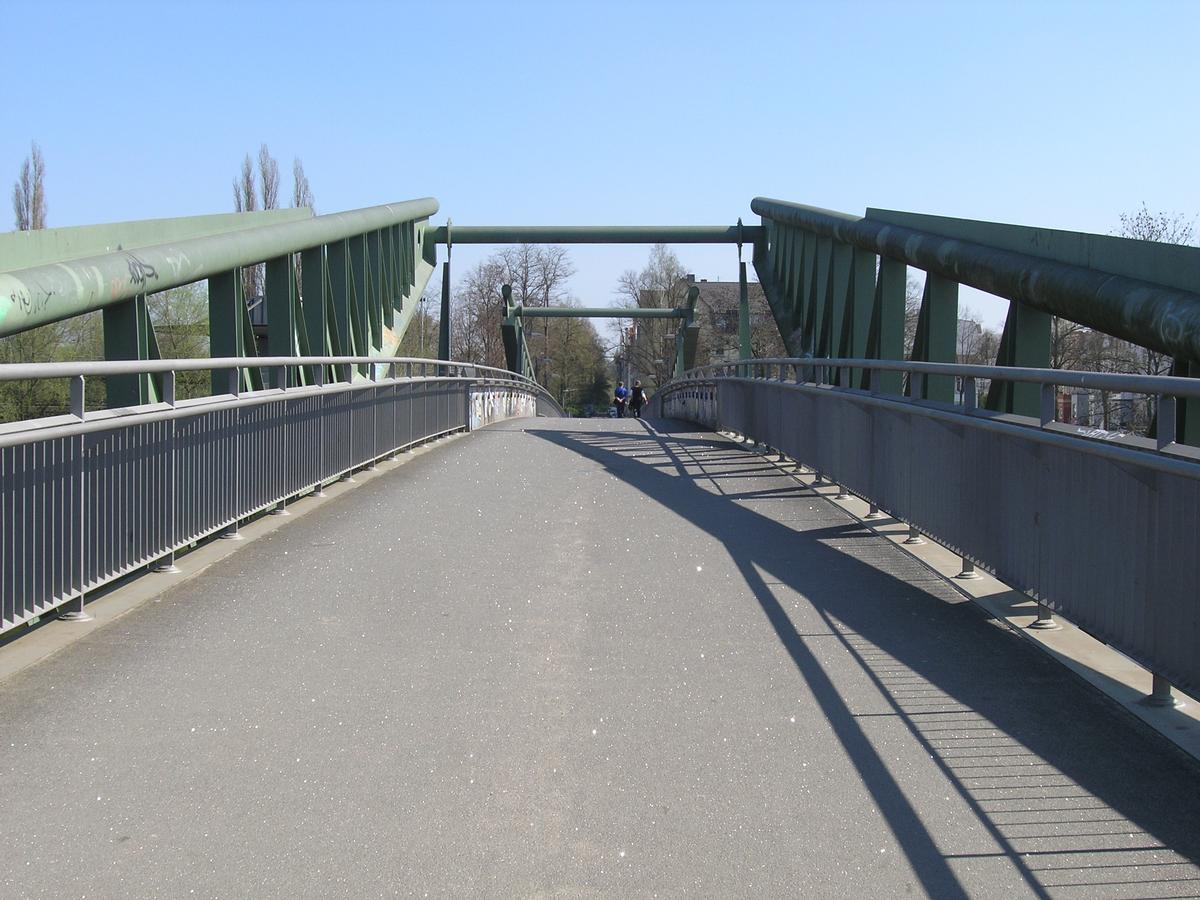 Pedestrian bridge over Klughafen 