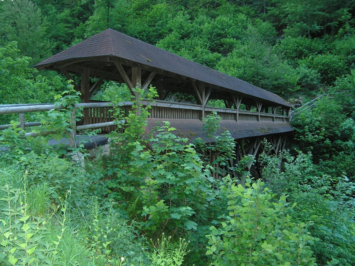 überdachte Holzbrücke bei Pottenstein, Oberfranken 