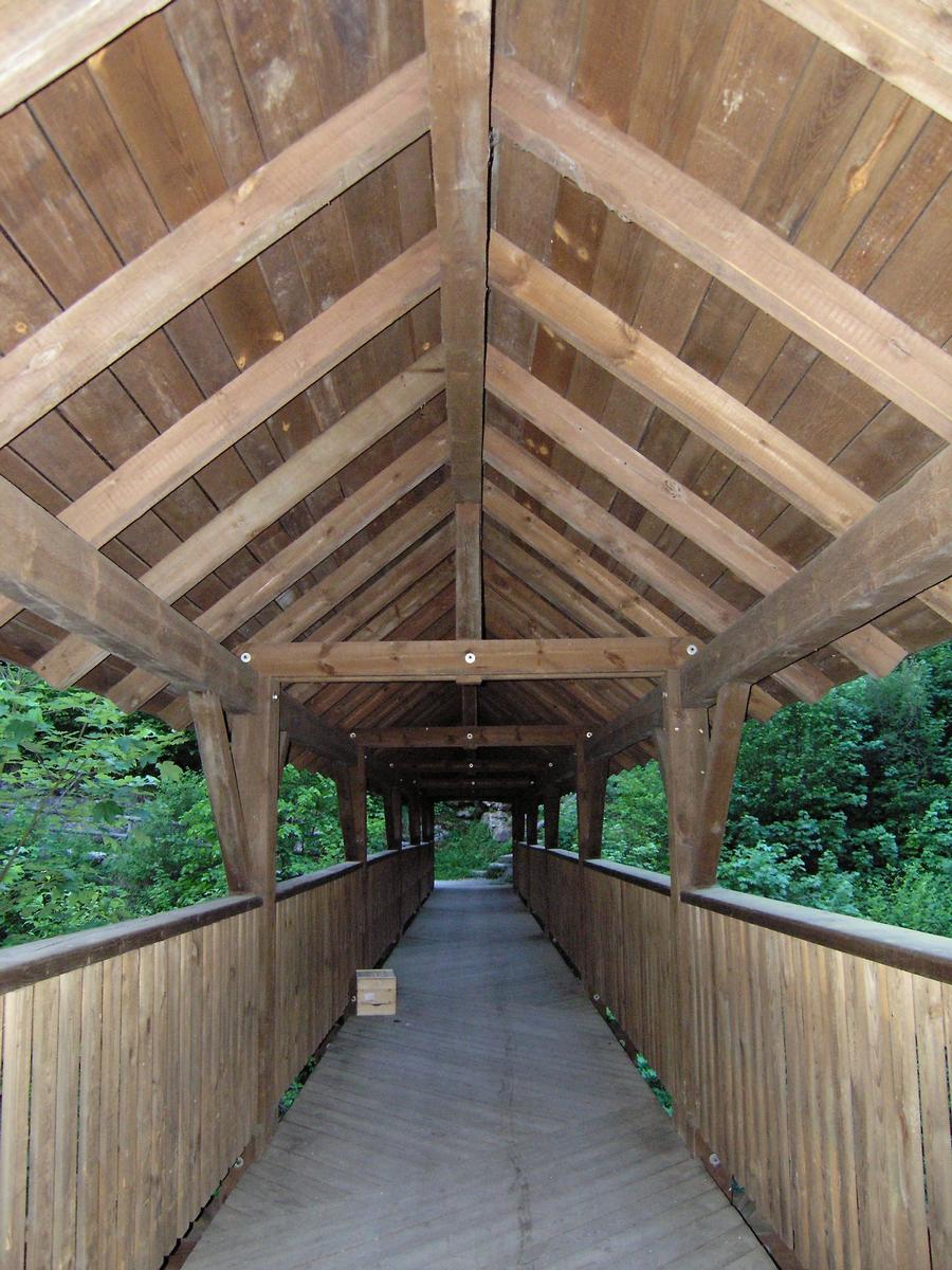 überdachte Holzbrücke bei Pottenstein, Oberfranken 