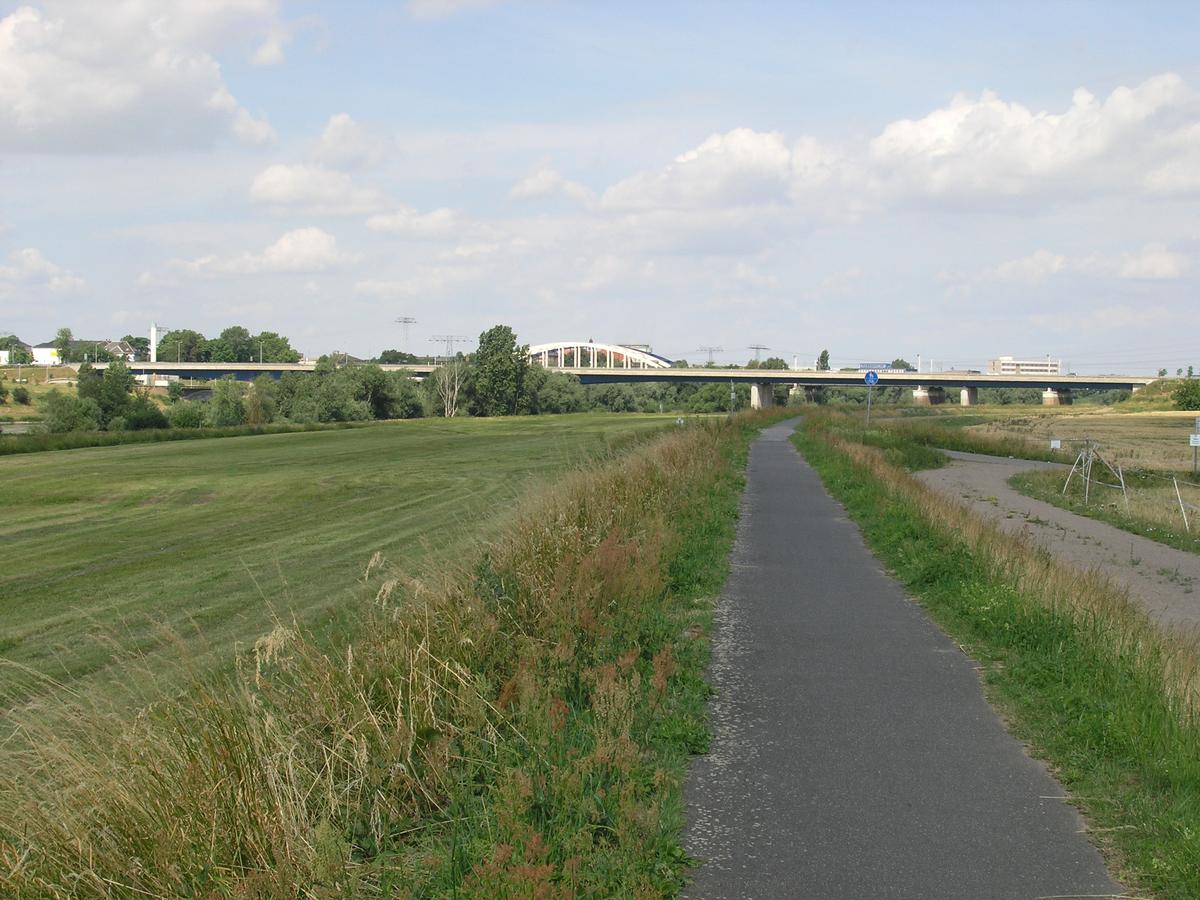 Eisenbahn und Straßenbrücke über die Elbe, Riesa 