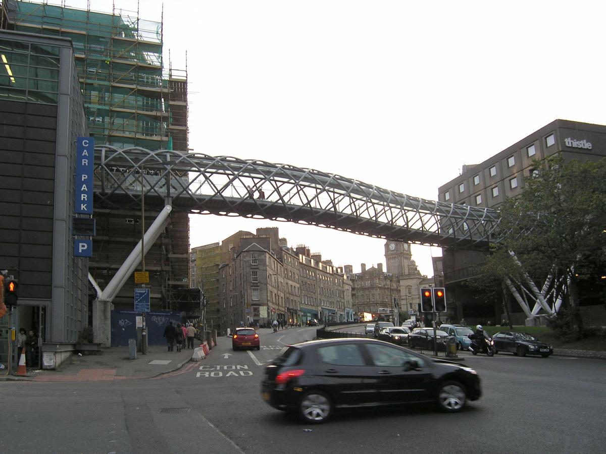 Fußgängerbrücke über die Leith Street zum Parkhaus des St. James Shopping Center, Edinburgh 
