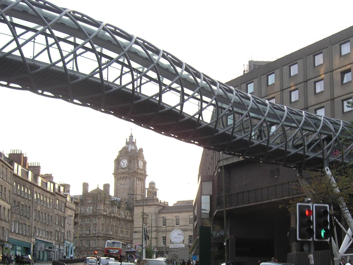 Fußgängerbrücke über die Leith Street zum Parkhaus des St. James Shopping Center, Edinburgh 