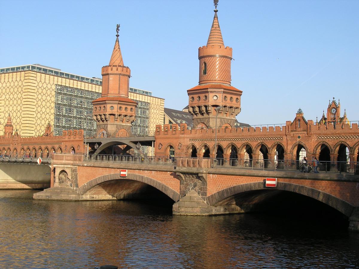 Immeuble de refrigération d'oeufs derrière le pont d'Oberbaum à Berlin 