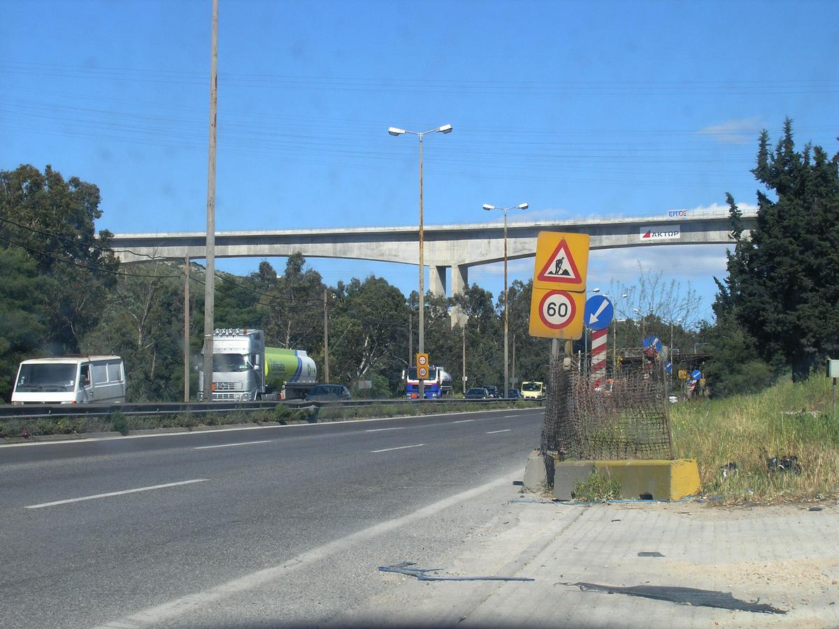 Eisenbahnbrücke über den Leoforos Athinon, Chaidari-Athen, Griechenland 